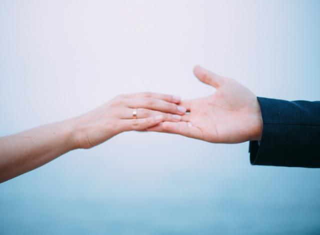 2 mains avec alliances 